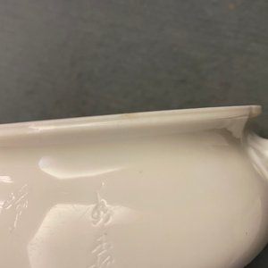 Een Chinese blanc de chine wierookbrander met inscriptie, Kangxi — foto 13