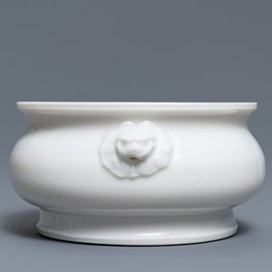 Een Chinese blanc de chine wierookbrander met inscriptie, Kangxi — foto 5