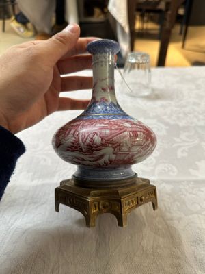 Een Chinese blauw en roze-geëmailleerde flesvormige vaas met verguld bronzen montuur, 20e eeuw — foto 2