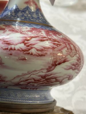 Een Chinese blauw en roze-geëmailleerde flesvormige vaas met verguld bronzen montuur, 20e eeuw — foto 8