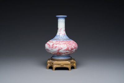 Een Chinese blauw en roze-geëmailleerde flesvormige vaas met verguld bronzen montuur, 20e eeuw
