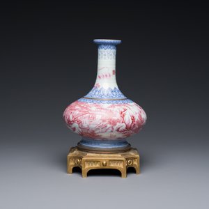 Een Chinese blauw en roze-geëmailleerde flesvormige vaas met verguld bronzen montuur, 20e eeuw — foto 2