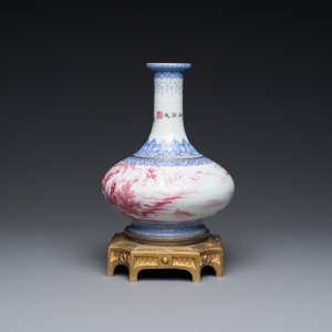 Een Chinese blauw en roze-geëmailleerde flesvormige vaas met verguld bronzen montuur, 20e eeuw — foto 3