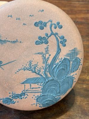 Een Chinese blauw-geëmailleerde Yixing steengoed dekseldoos met een berglandschap, 18/19e eeuw — foto 4