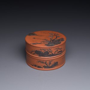Een Chinese blauw-geëmailleerde Yixing steengoed dekseldoos met een berglandschap, 18/19e eeuw — foto 1