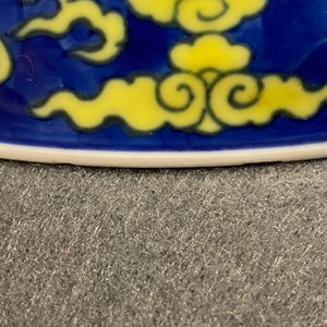 Een Chinese blauw met geel geglazuurde 'draken' schotel, Qianlong merk en periode — foto 6