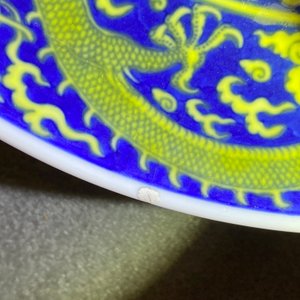 Een Chinese blauw met geel geglazuurde 'draken' schotel, Qianlong merk en periode — foto 8