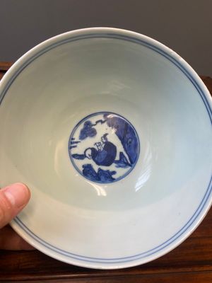 Een Chinese blauw-witte 'Acht onsterfelijken' kom, Jiajing merk en periode — foto 4