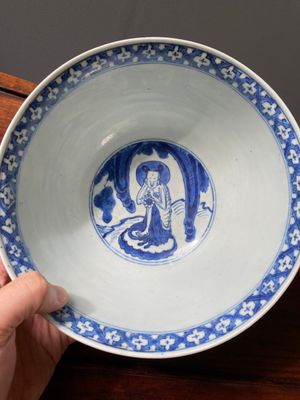 Een Chinese blauw-witte 'Acht onsterfelijken' kom, Wanli merk en periode — foto 5