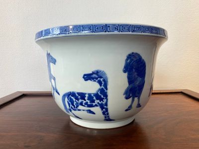 Een Chinese blauw-witte 'Acht paarden van Mu Wang' jardinière, Kangxi merk, 19/20e eeuw — foto 2