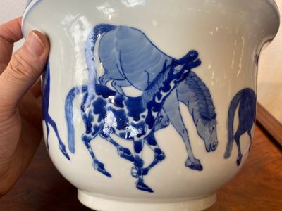 Een Chinese blauw-witte 'Acht paarden van Mu Wang' jardinière, Kangxi merk, 19/20e eeuw — foto 5