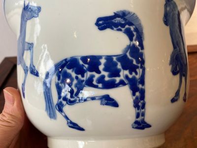 Een Chinese blauw-witte 'Acht paarden van Mu Wang' jardinière, Kangxi merk, 19/20e eeuw — foto 7