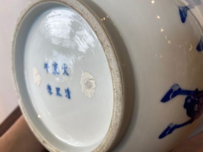 Een Chinese blauw-witte 'Acht paarden van Mu Wang' jardinière, Kangxi merk, 19/20e eeuw — foto 9