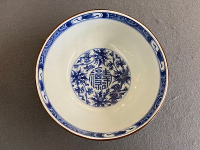 Een Chinese blauw-witte 'Acht paarden van Mu Wang' kom, Kangxi — foto 1