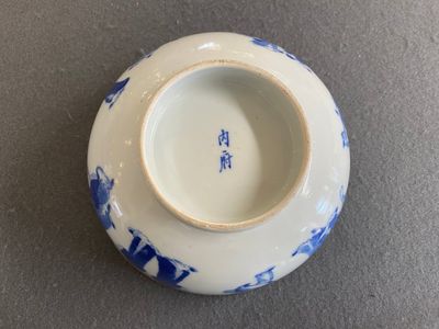 Een Chinese blauw-witte 'Acht paarden van Mu Wang' kom, Kangxi — foto 12