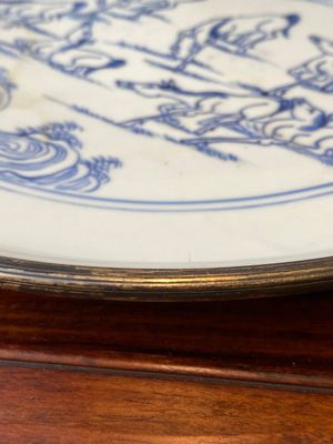 Een Chinese blauw-witte 'Acht paarden van Mu Wang' schotel met zilveren montuur, Kangxi/Yongzheng — foto 11