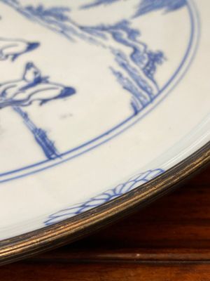 Een Chinese blauw-witte 'Acht paarden van Mu Wang' schotel met zilveren montuur, Kangxi/Yongzheng — foto 12
