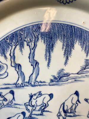 Een Chinese blauw-witte 'Acht paarden van Mu Wang' schotel met zilveren montuur, Kangxi/Yongzheng — foto 9