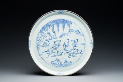 Een Chinese blauw-witte 'Acht paarden van Mu Wang' schotel met zilveren montuur, Kangxi/Yongzheng
