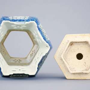 Een Chinese blauw-witte ajour bewerkte lantaarn op voet, 19e eeuw — foto 5