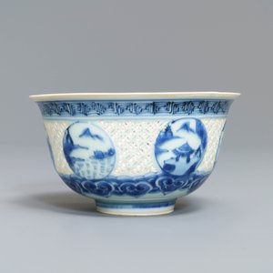 Een Chinese blauw-witte ajour kom met landschapsdecor, Transitie periode — foto 2