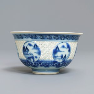 Een Chinese blauw-witte ajour kom met landschapsdecor, Transitie periode — foto 4