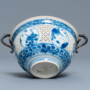 Een Chinese blauw-witte ajour kom met zilveren montuur, Transitie periode — foto 6
