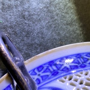 Een Chinese blauw-witte ajour kom met zilveren montuur, Transitie periode — foto 8