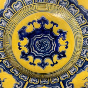Een Chinese blauw-witte 'Bajixiang' moon flask vaas met gele fondkleur, Yongzheng merk, 19/20e eeuw — foto 11