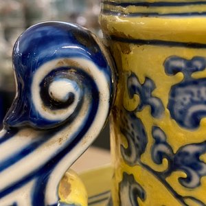 Een Chinese blauw-witte 'Bajixiang' moon flask vaas met gele fondkleur, Yongzheng merk, 19/20e eeuw — foto 16