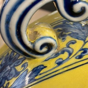 Een Chinese blauw-witte 'Bajixiang' moon flask vaas met gele fondkleur, Yongzheng merk, 19/20e eeuw — foto 17