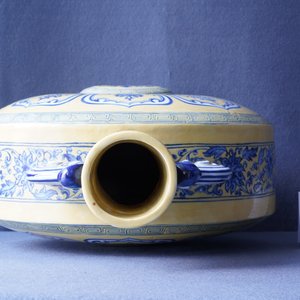 Een Chinese blauw-witte 'Bajixiang' moon flask vaas met gele fondkleur, Yongzheng merk, 19/20e eeuw — foto 9