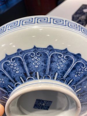 Een Chinese blauw-witte 'Bajixiang' tazza, Qianlong merk en periode — foto 11
