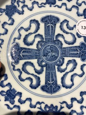 Een Chinese blauw-witte 'Bajixiang' tazza, Qianlong merk en periode — foto 3