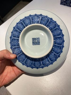 Een Chinese blauw-witte 'Bajixiang' tazza, Qianlong merk en periode — foto 7