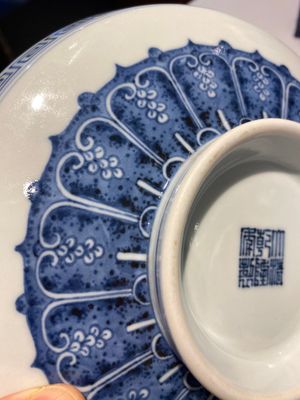 Een Chinese blauw-witte 'Bajixiang' tazza, Qianlong merk en periode — foto 10