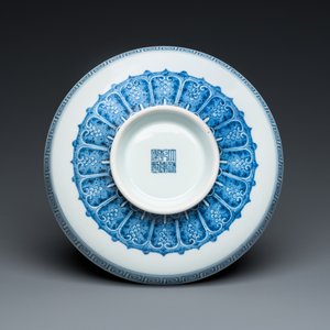 Een Chinese blauw-witte 'Bajixiang' tazza, Qianlong merk en periode — foto 2