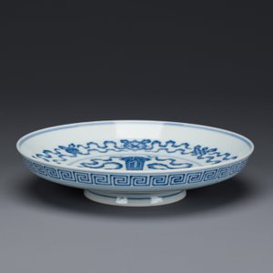 Een Chinese blauw-witte 'Bajixiang' tazza, Qianlong merk en periode — foto 4