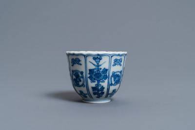 Een Chinese blauw-witte 'Bajixiang' wijnkop, Kangxi