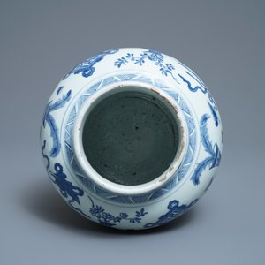 Een Chinese blauw-witte balustervaas met antiquiteiten, Kangxi — foto 5
