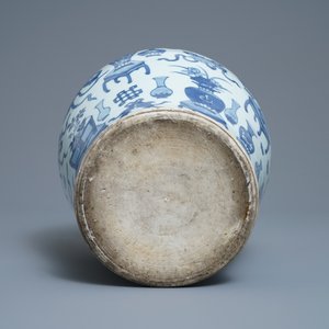 Een Chinese blauw-witte balustervaas met antiquiteiten, Kangxi — foto 6
