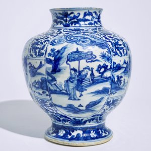 Een Chinese blauw-witte balustervaas met figuratieve medaillons, Ming, Wanli — foto 2