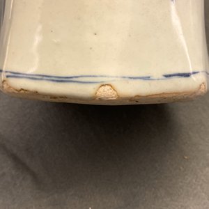 Een Chinese blauw-witte balustervaas met figuren in een landschap, Transitie periode — foto 14