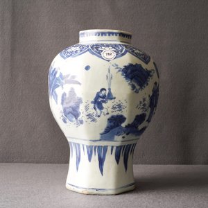 Een Chinese blauw-witte balustervaas met figuren in een landschap, Transitie periode — foto 16