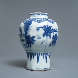 Een Chinese blauw-witte balustervaas met figuren in een landschap, Transitie periode — foto 3