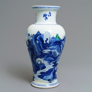 Een Chinese blauw-witte balustervaas met rivierlandschap met overglazuur accenten, Kangxi — foto 4