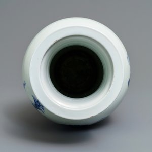 Een Chinese blauw-witte balustervaas met rivierlandschap met overglazuur accenten, Kangxi — foto 5