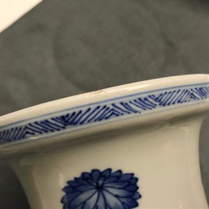 Een Chinese blauw-witte balustervaas met rivierlandschap met overglazuur accenten, Kangxi — foto 7