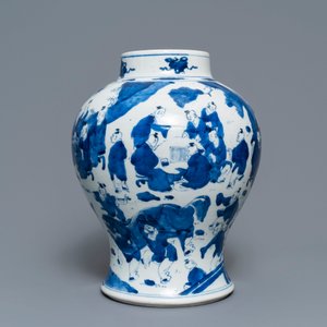 Een Chinese blauw-witte balustervaas met spelende jongens, Kangxi — foto 4