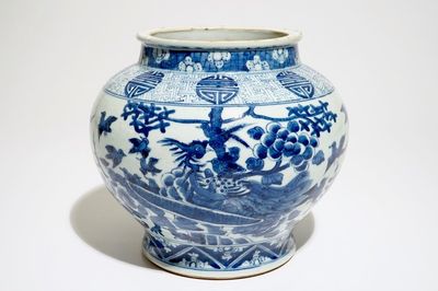 Een Chinese blauw-witte balustervormige "feniks" pot met shou symbolen, 19e eeuw
